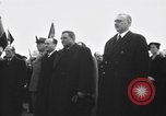Standbild Laniel und Pleven Begegnung wütende Menschenmenge Paris Frankreich, 1954, aus Sekunde 13 historischem Filmmaterial Videoclip 65675045317