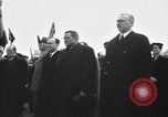 Standbild Laniel und Pleven Begegnung wütende Menschenmenge Paris Frankreich, 1954, aus Sekunde 14 historischem Filmmaterial Videoclip 65675045317