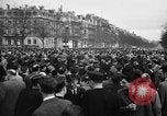 Standbild Laniel und Pleven Begegnung wütende Menschenmenge Paris Frankreich, 1954, aus Sekunde 15 historischem Filmmaterial Videoclip 65675045317