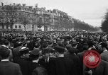 Standbild Laniel und Pleven Begegnung wütende Menschenmenge Paris Frankreich, 1954, aus Sekunde 16 historischem Filmmaterial Videoclip 65675045317