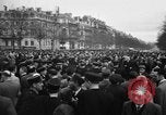 Standbild Laniel und Pleven Begegnung wütende Menschenmenge Paris Frankreich, 1954, aus Sekunde 17 historischem Filmmaterial Videoclip 65675045317