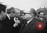 Standbild Laniel und Pleven Begegnung wütende Menschenmenge Paris Frankreich, 1954, aus Sekunde 18 historischem Filmmaterial Videoclip 65675045317