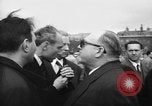 Standbild Laniel und Pleven Begegnung wütende Menschenmenge Paris Frankreich, 1954, aus Sekunde 19 historischem Filmmaterial Videoclip 65675045317