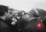 Standbild Laniel und Pleven Begegnung wütende Menschenmenge Paris Frankreich, 1954, aus Sekunde 20 historischem Filmmaterial Videoclip 65675045317