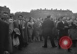 Standbild Laniel und Pleven Begegnung wütende Menschenmenge Paris Frankreich, 1954, aus Sekunde 21 historischem Filmmaterial Videoclip 65675045317