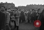 Standbild Laniel und Pleven Begegnung wütende Menschenmenge Paris Frankreich, 1954, aus Sekunde 22 historischem Filmmaterial Videoclip 65675045317