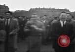 Standbild Laniel und Pleven Begegnung wütende Menschenmenge Paris Frankreich, 1954, aus Sekunde 23 historischem Filmmaterial Videoclip 65675045317