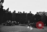 Standbild Laniel und Pleven Begegnung wütende Menschenmenge Paris Frankreich, 1954, aus Sekunde 24 historischem Filmmaterial Videoclip 65675045317