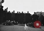 Standbild Laniel und Pleven Begegnung wütende Menschenmenge Paris Frankreich, 1954, aus Sekunde 25 historischem Filmmaterial Videoclip 65675045317