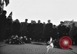 Standbild Laniel und Pleven Begegnung wütende Menschenmenge Paris Frankreich, 1954, aus Sekunde 26 historischem Filmmaterial Videoclip 65675045317