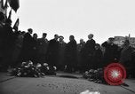 Standbild Laniel und Pleven Begegnung wütende Menschenmenge Paris Frankreich, 1954, aus Sekunde 27 historischem Filmmaterial Videoclip 65675045317