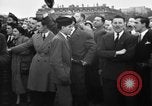 Standbild Laniel und Pleven Begegnung wütende Menschenmenge Paris Frankreich, 1954, aus Sekunde 28 historischem Filmmaterial Videoclip 65675045317