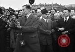 Standbild Laniel und Pleven Begegnung wütende Menschenmenge Paris Frankreich, 1954, aus Sekunde 29 historischem Filmmaterial Videoclip 65675045317