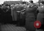 Standbild Laniel und Pleven Begegnung wütende Menschenmenge Paris Frankreich, 1954, aus Sekunde 30 historischem Filmmaterial Videoclip 65675045317