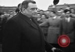 Standbild Laniel und Pleven Begegnung wütende Menschenmenge Paris Frankreich, 1954, aus Sekunde 31 historischem Filmmaterial Videoclip 65675045317