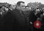 Standbild Laniel und Pleven Begegnung wütende Menschenmenge Paris Frankreich, 1954, aus Sekunde 32 historischem Filmmaterial Videoclip 65675045317