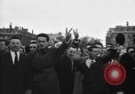 Standbild Laniel und Pleven Begegnung wütende Menschenmenge Paris Frankreich, 1954, aus Sekunde 33 historischem Filmmaterial Videoclip 65675045317