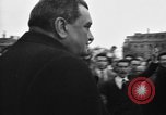 Standbild Laniel und Pleven Begegnung wütende Menschenmenge Paris Frankreich, 1954, aus Sekunde 34 historischem Filmmaterial Videoclip 65675045317