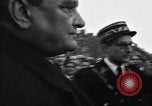 Standbild Laniel und Pleven Begegnung wütende Menschenmenge Paris Frankreich, 1954, aus Sekunde 35 historischem Filmmaterial Videoclip 65675045317