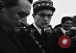 Standbild Laniel und Pleven Begegnung wütende Menschenmenge Paris Frankreich, 1954, aus Sekunde 36 historischem Filmmaterial Videoclip 65675045317
