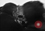Standbild Laniel und Pleven Begegnung wütende Menschenmenge Paris Frankreich, 1954, aus Sekunde 37 historischem Filmmaterial Videoclip 65675045317