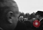 Standbild Laniel und Pleven Begegnung wütende Menschenmenge Paris Frankreich, 1954, aus Sekunde 38 historischem Filmmaterial Videoclip 65675045317