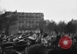 Standbild Laniel und Pleven Begegnung wütende Menschenmenge Paris Frankreich, 1954, aus Sekunde 39 historischem Filmmaterial Videoclip 65675045317