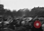 Standbild Laniel und Pleven Begegnung wütende Menschenmenge Paris Frankreich, 1954, aus Sekunde 40 historischem Filmmaterial Videoclip 65675045317