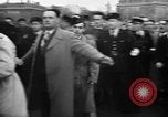 Standbild Laniel und Pleven Begegnung wütende Menschenmenge Paris Frankreich, 1954, aus Sekunde 41 historischem Filmmaterial Videoclip 65675045317