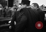 Standbild Laniel und Pleven Begegnung wütende Menschenmenge Paris Frankreich, 1954, aus Sekunde 43 historischem Filmmaterial Videoclip 65675045317