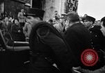 Standbild Laniel und Pleven Begegnung wütende Menschenmenge Paris Frankreich, 1954, aus Sekunde 44 historischem Filmmaterial Videoclip 65675045317