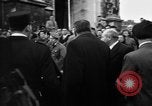 Standbild Laniel und Pleven Begegnung wütende Menschenmenge Paris Frankreich, 1954, aus Sekunde 45 historischem Filmmaterial Videoclip 65675045317