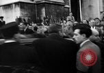 Standbild Laniel und Pleven Begegnung wütende Menschenmenge Paris Frankreich, 1954, aus Sekunde 46 historischem Filmmaterial Videoclip 65675045317