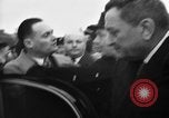 Standbild Laniel und Pleven Begegnung wütende Menschenmenge Paris Frankreich, 1954, aus Sekunde 47 historischem Filmmaterial Videoclip 65675045317