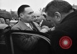Standbild Laniel und Pleven Begegnung wütende Menschenmenge Paris Frankreich, 1954, aus Sekunde 48 historischem Filmmaterial Videoclip 65675045317