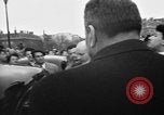 Standbild Laniel und Pleven Begegnung wütende Menschenmenge Paris Frankreich, 1954, aus Sekunde 49 historischem Filmmaterial Videoclip 65675045317