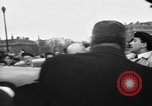 Standbild Laniel und Pleven Begegnung wütende Menschenmenge Paris Frankreich, 1954, aus Sekunde 50 historischem Filmmaterial Videoclip 65675045317