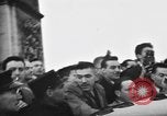 Standbild Laniel und Pleven Begegnung wütende Menschenmenge Paris Frankreich, 1954, aus Sekunde 51 historischem Filmmaterial Videoclip 65675045317