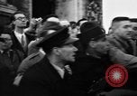 Standbild Laniel und Pleven Begegnung wütende Menschenmenge Paris Frankreich, 1954, aus Sekunde 52 historischem Filmmaterial Videoclip 65675045317
