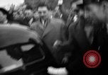 Standbild Laniel und Pleven Begegnung wütende Menschenmenge Paris Frankreich, 1954, aus Sekunde 53 historischem Filmmaterial Videoclip 65675045317