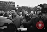 Standbild Laniel und Pleven Begegnung wütende Menschenmenge Paris Frankreich, 1954, aus Sekunde 54 historischem Filmmaterial Videoclip 65675045317