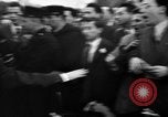 Standbild Laniel und Pleven Begegnung wütende Menschenmenge Paris Frankreich, 1954, aus Sekunde 55 historischem Filmmaterial Videoclip 65675045317