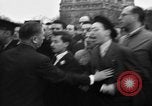 Standbild Laniel und Pleven Begegnung wütende Menschenmenge Paris Frankreich, 1954, aus Sekunde 56 historischem Filmmaterial Videoclip 65675045317
