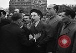 Standbild Laniel und Pleven Begegnung wütende Menschenmenge Paris Frankreich, 1954, aus Sekunde 57 historischem Filmmaterial Videoclip 65675045317