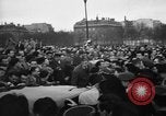 Standbild Laniel und Pleven Begegnung wütende Menschenmenge Paris Frankreich, 1954, aus Sekunde 58 historischem Filmmaterial Videoclip 65675045317
