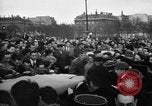 Standbild Laniel und Pleven Begegnung wütende Menschenmenge Paris Frankreich, 1954, aus Sekunde 59 historischem Filmmaterial Videoclip 65675045317