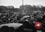 Standbild Laniel und Pleven Begegnung wütende Menschenmenge Paris Frankreich, 1954, aus Sekunde 60 historischem Filmmaterial Videoclip 65675045317