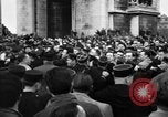 Standbild Laniel und Pleven Begegnung wütende Menschenmenge Paris Frankreich, 1954, aus Sekunde 61 historischem Filmmaterial Videoclip 65675045317
