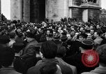 Standbild Laniel und Pleven Begegnung wütende Menschenmenge Paris Frankreich, 1954, aus Sekunde 62 historischem Filmmaterial Videoclip 65675045317