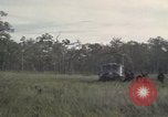 Standbild USA1st Kavallerie Division Vietnam, 1965, aus Sekunde 32 historischem Filmmaterial Videoclip 65675045328